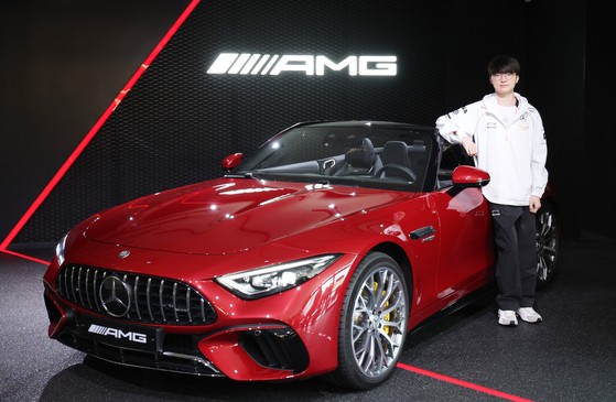 Faker Mercedes-AMG SL 63: Lee Sang-hyeok, legendary League of Legends player, receives a custom Mercedes-AMG SL 63 4MATIC+ at AMG Seoul, South Korea, celebrating his Hall of Legends induction.