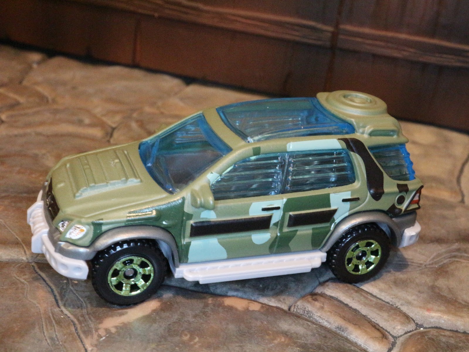 Matchbox Mercedes-Benz ML320 Montana Single Pack Jurassic World Legacy Collection